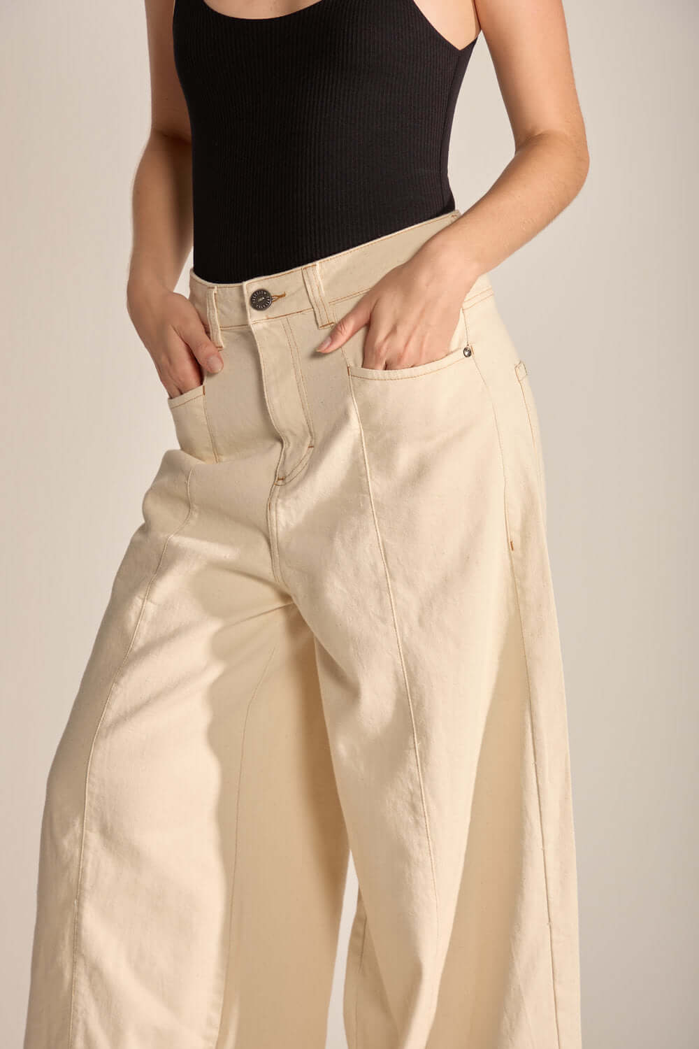 Calça Laila da Greenish em jeans leve e confortável, modelagem ampla, ideal para o dia a dia e ocasiões casuais.