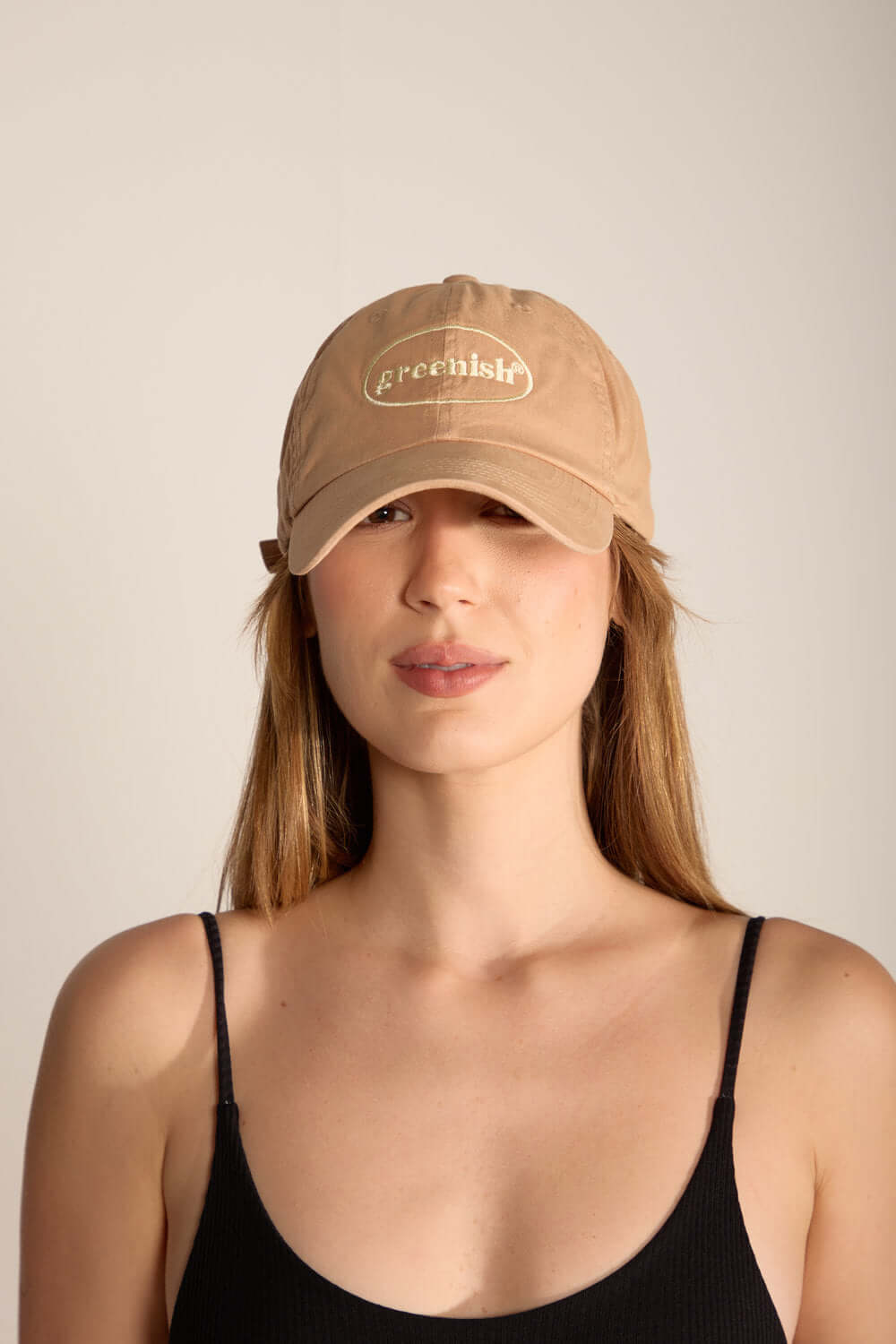 Boné Greenish Tinturado Caqui, acessório leve e estiloso, ideal para momentos ao ar livre.