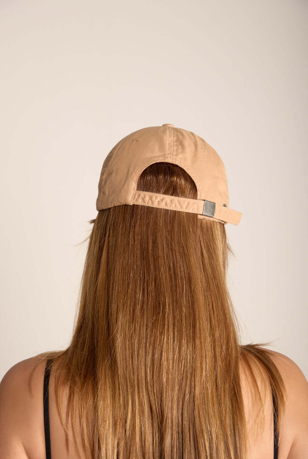 Boné Caqui Greenish visto de trás, perfeito para estilo e conforto ao ar livre.