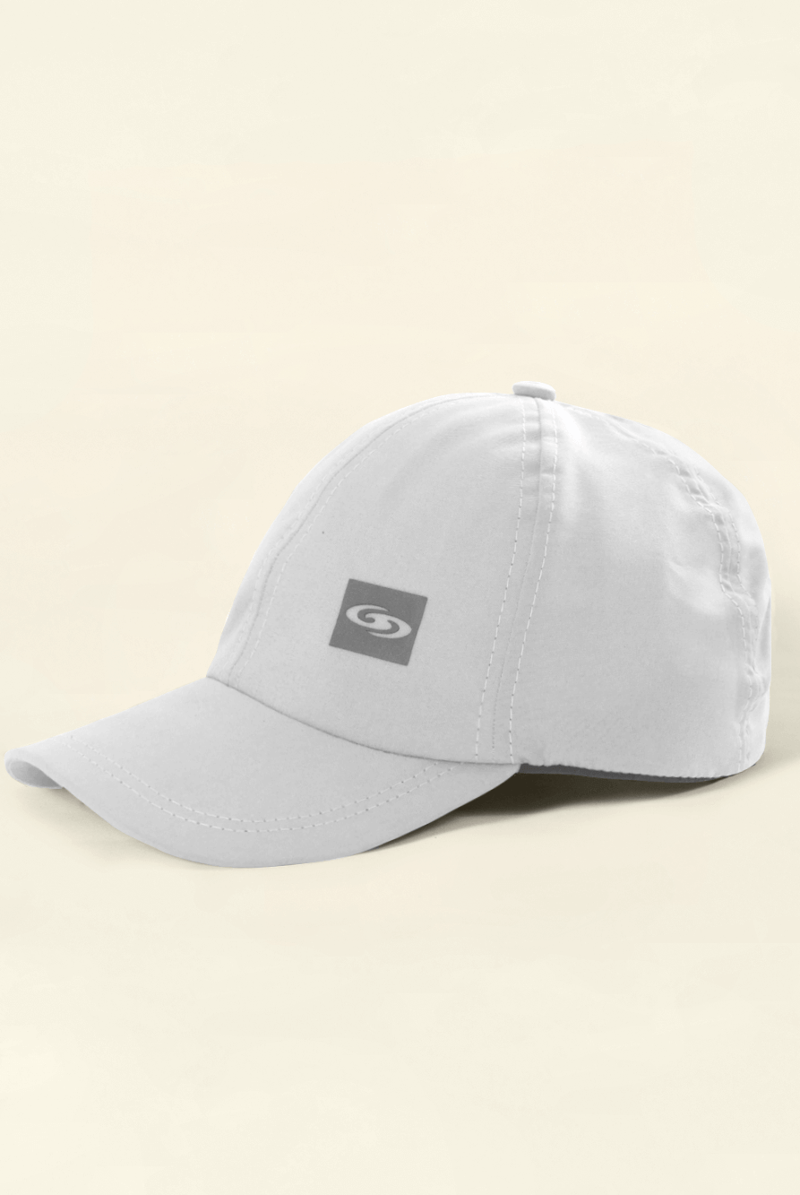 Boné básico logo branco da marca Greenish, estilo moderno e casual, ideal para uso diário.