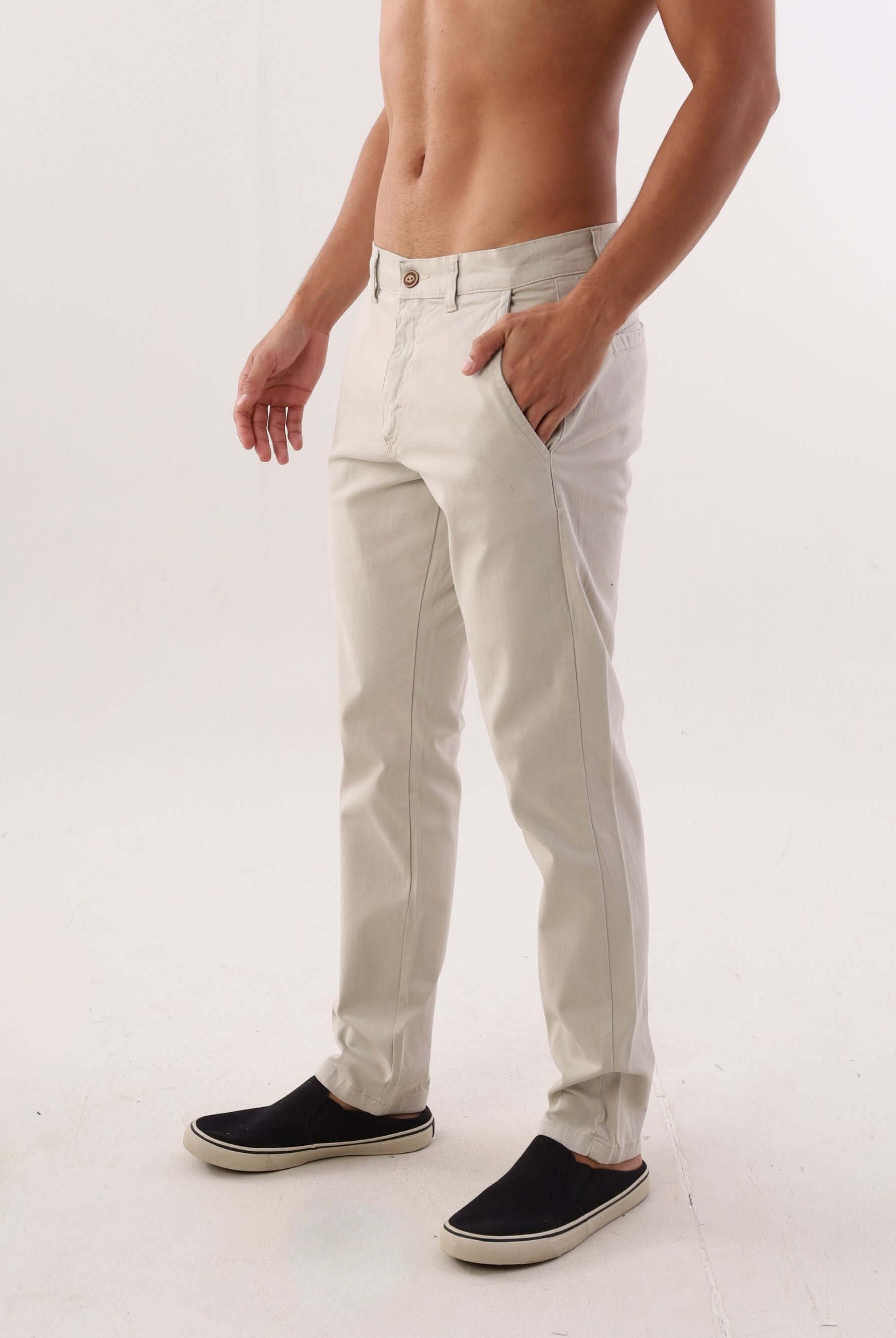 Homem usando calça sarja chino natural da Greenish, ideal para looks casuais e formais.
