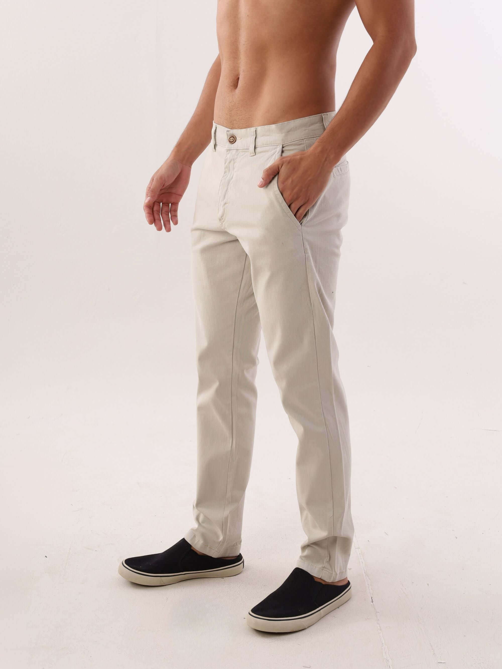 Homem usando calça sarja chino natural da Greenish, ideal para looks casuais e formais.