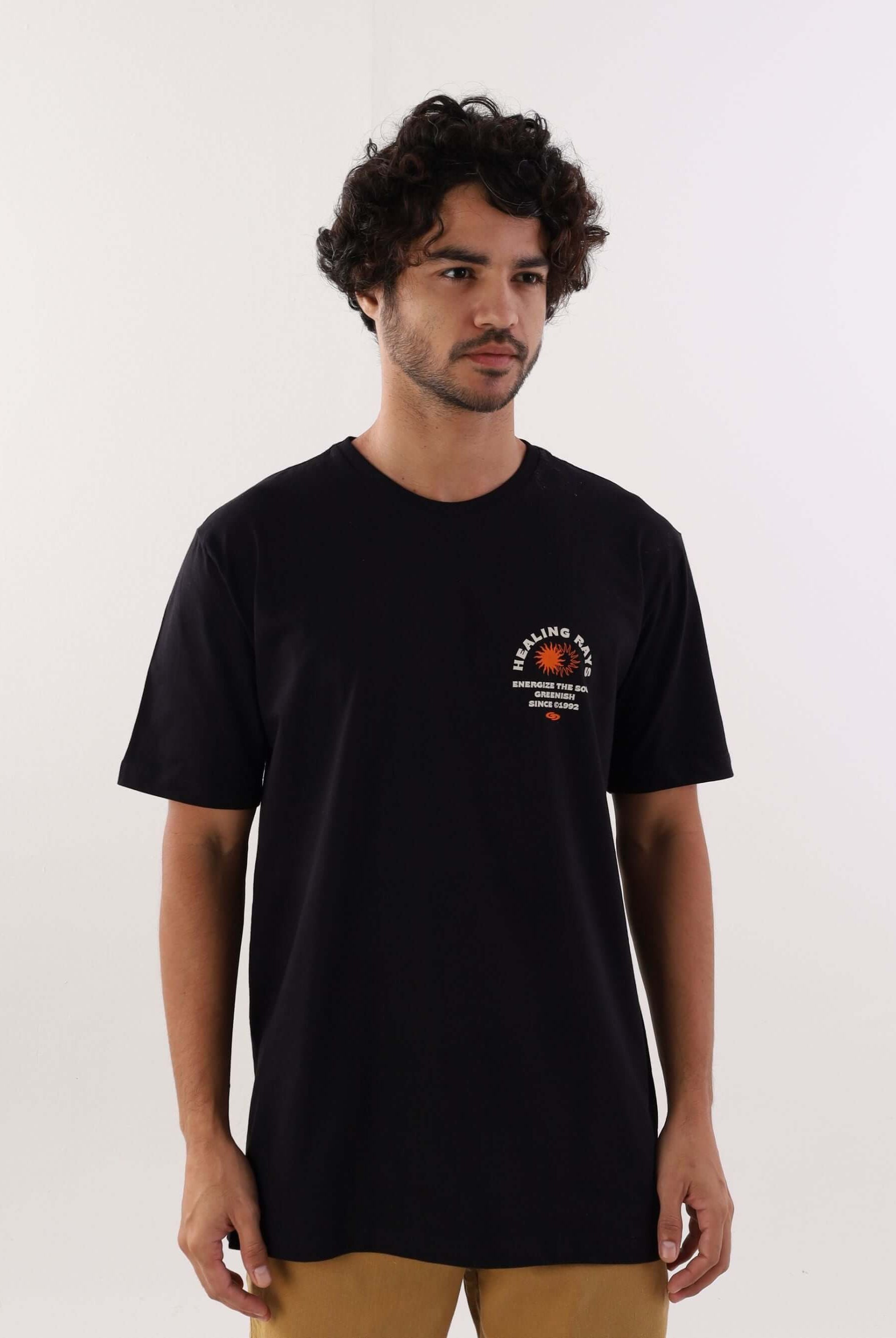 Camiseta Healing Rays preta da Greenish, estilo casual e moderno, ideal para o dia a dia.