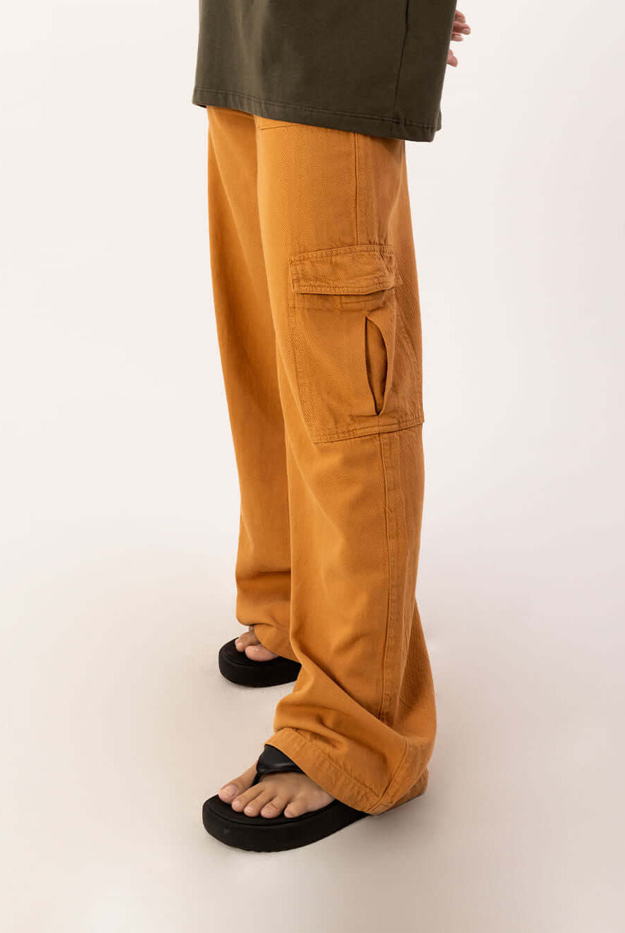 Calça Cargo Lilly ocre da Greenish, modelo moderno com bolsos laterais e cós duplo, ideal para conforto e estilo.