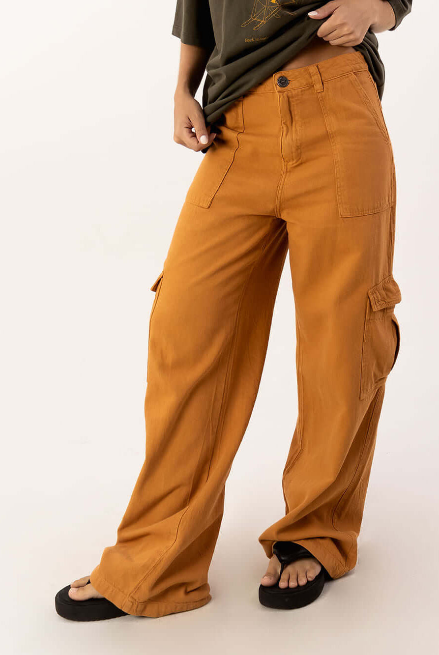 Calça Cargo Lilly da Greenish na cor ocre, com bolsos laterais e cós duplo para um estilo prático e moderno.