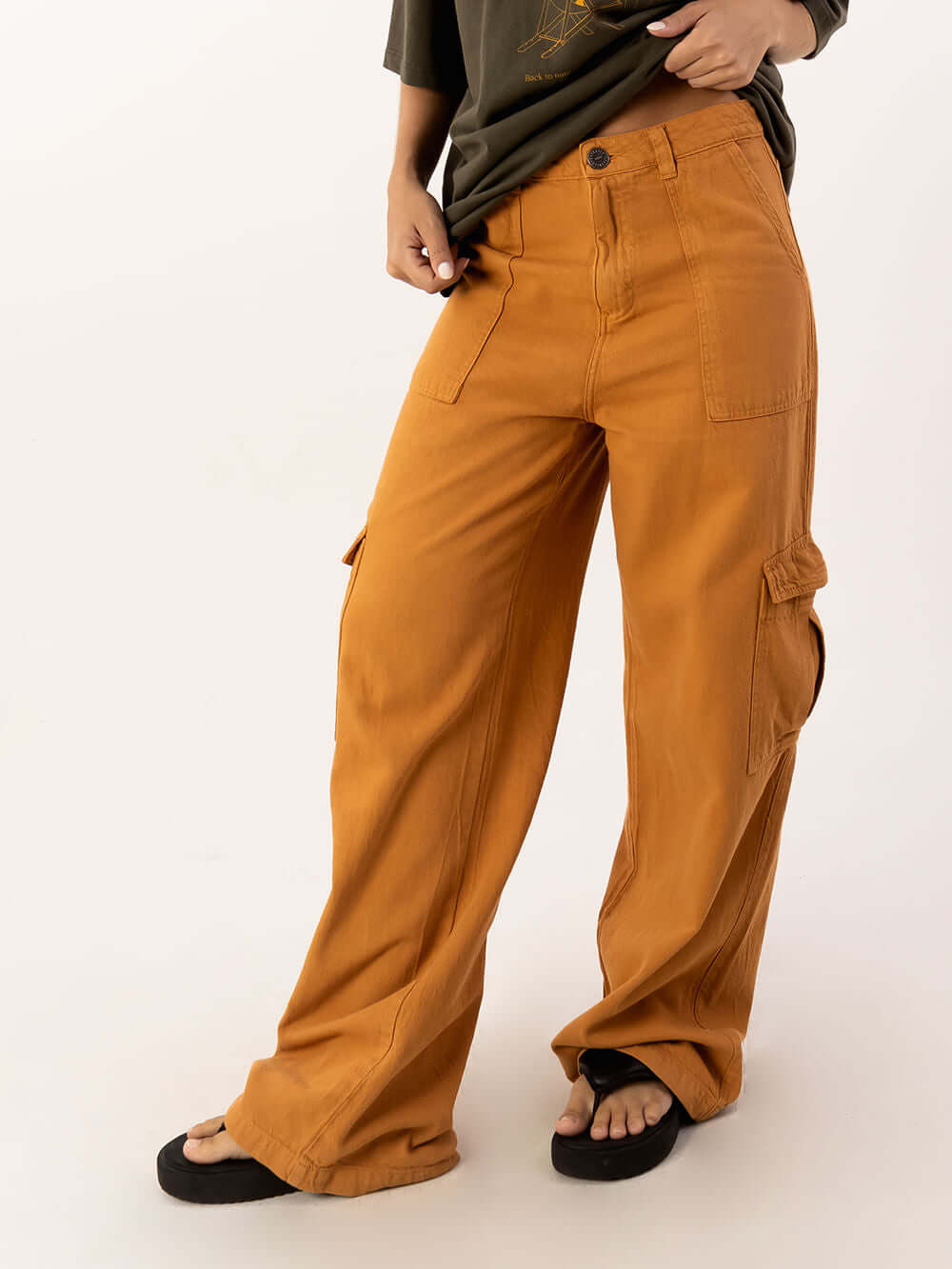 Calça Cargo Lilly da Greenish na cor ocre, com bolsos laterais e cós duplo para um estilo prático e moderno.