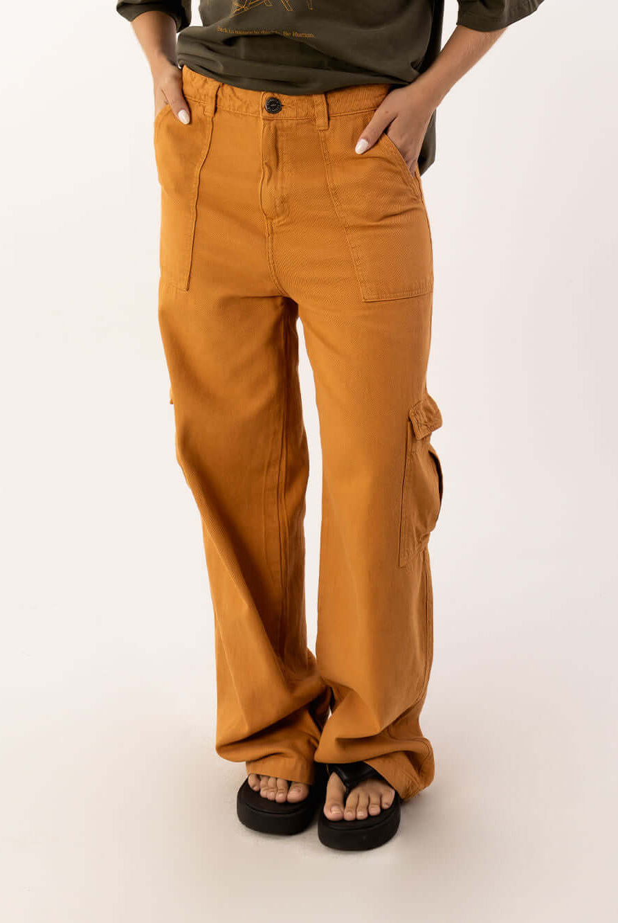 Calça Cargo Lilly - Ocre da Greenish, moderna e prática, ideal para o dia a dia com conforto e estilo.