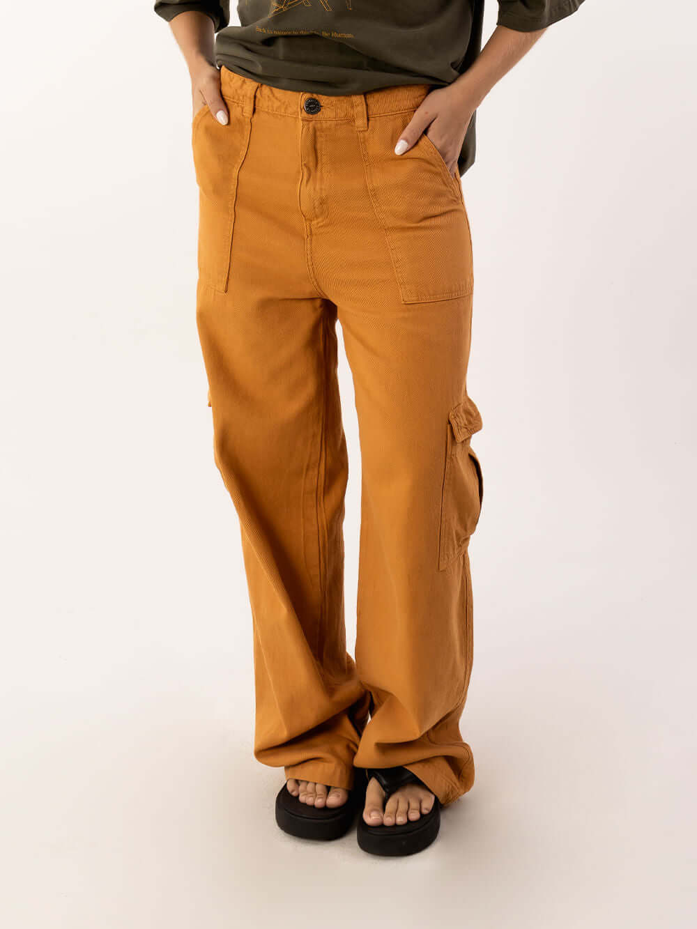Calça Cargo Lilly - Ocre da Greenish, moderna e prática, ideal para o dia a dia com conforto e estilo.
