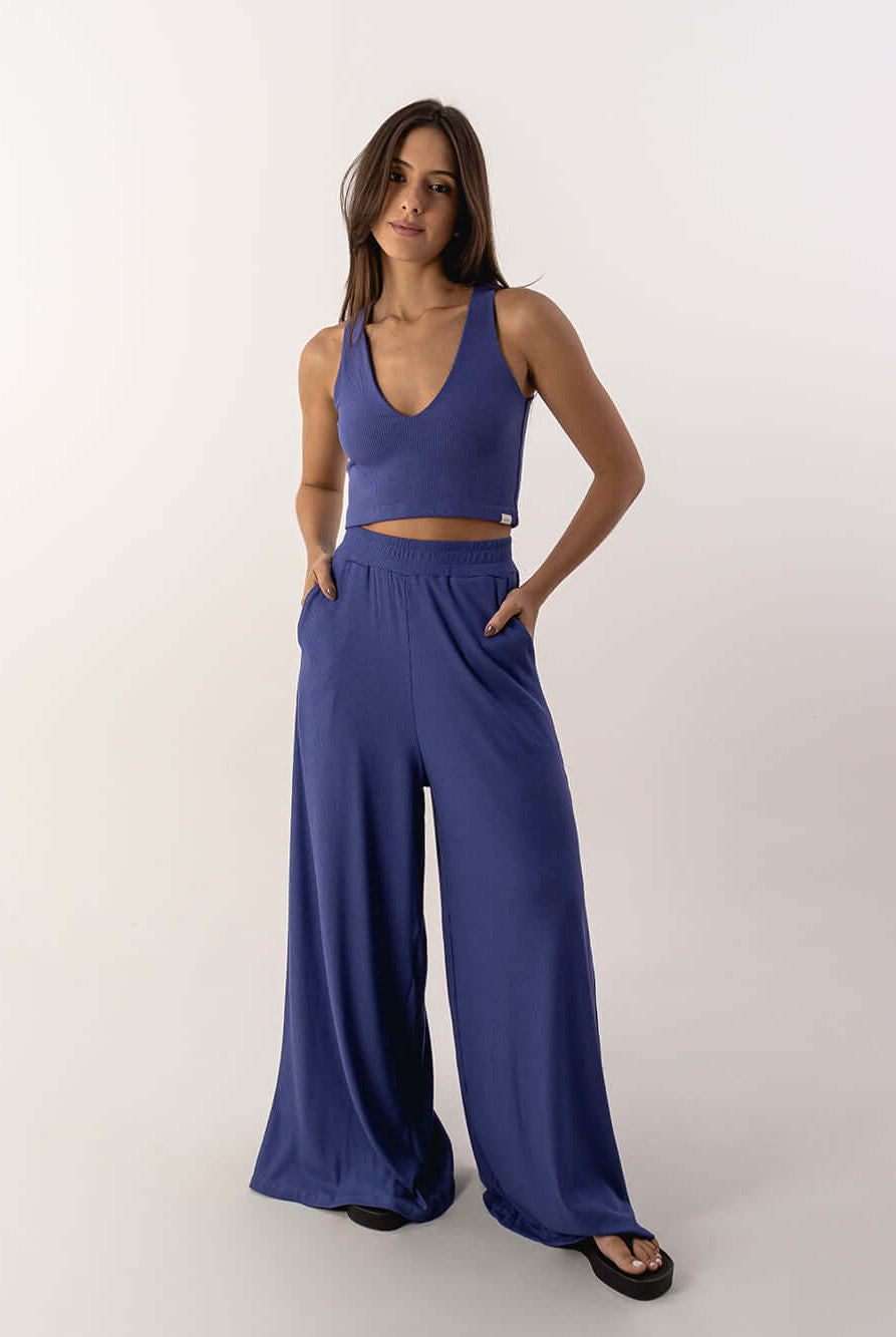 Calça pantalona Bruna azul da marca Greenish, confeccionada em tecido leve, ideal para looks casuais e elegantes.