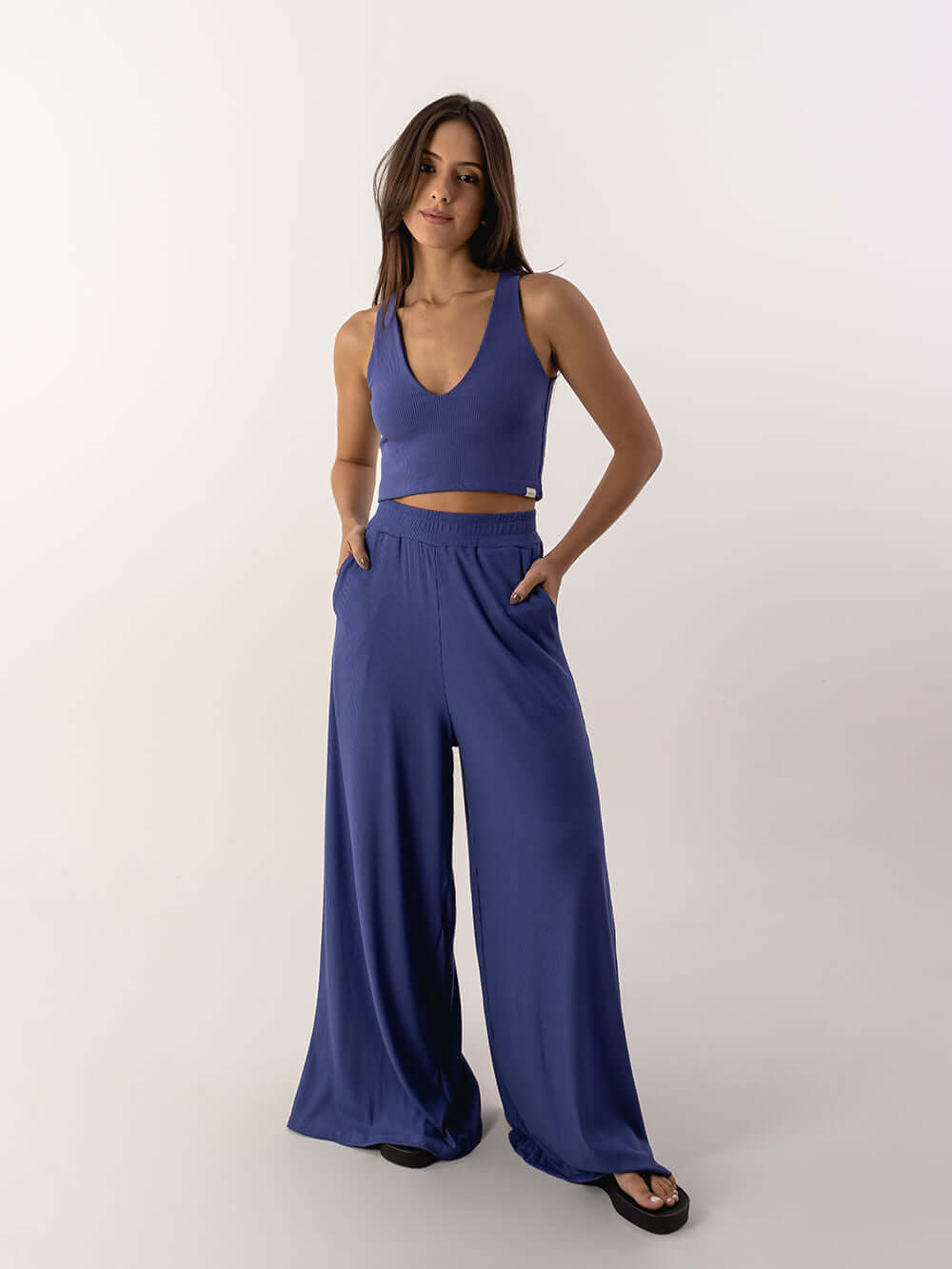 Calça pantalona Bruna azul da marca Greenish, confeccionada em tecido leve, ideal para looks casuais e elegantes.