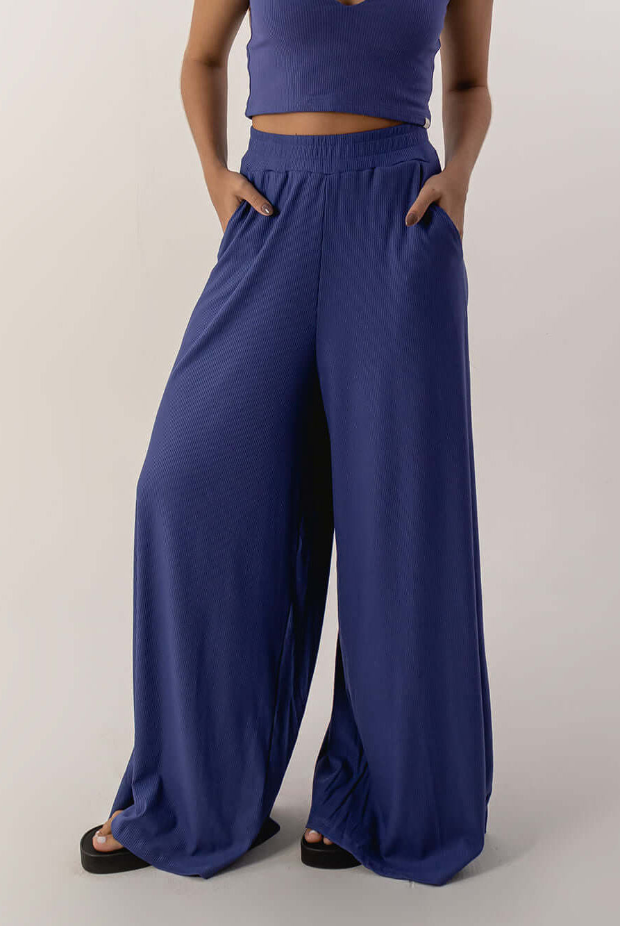 Calça pantalona Bruna azul da marca Greenish, confortável e estilosa, perfeita para qualquer ocasião.