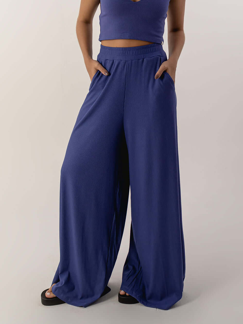 Calça pantalona Bruna azul da marca Greenish, confortável e estilosa, perfeita para qualquer ocasião.