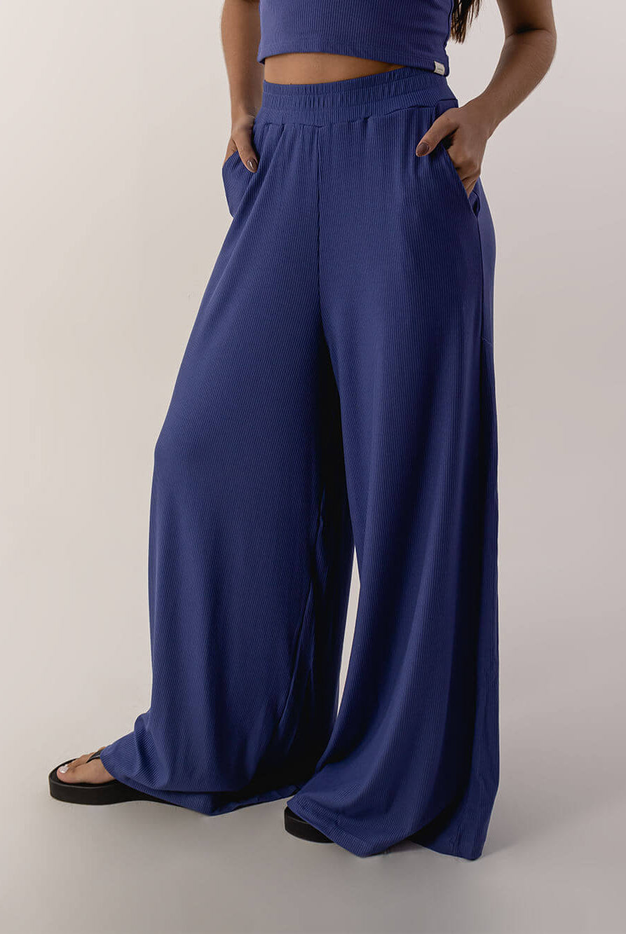 Calça pantalona Bruna azul da Greenish, modelagem ampla e confortável, ideal para looks casuais e elegantes.