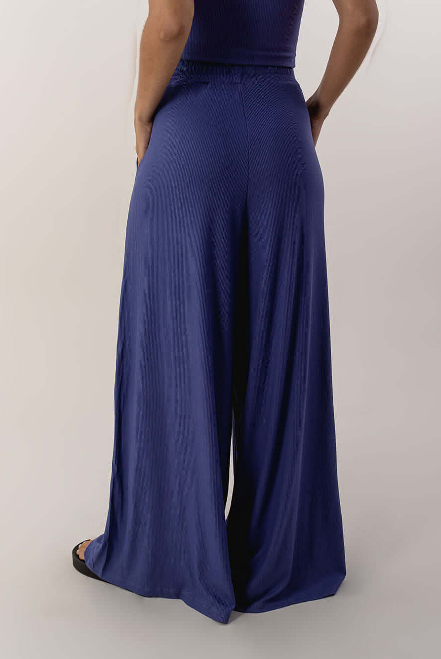 Calça pantalona Bruna azul da marca Greenish, vista traseira, perfeita para looks confortáveis e estilosos.