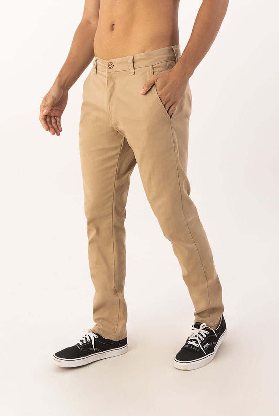 Homem usando calça sarja chino caqui da Greenish, conforto e estilo para qualquer ocasião.