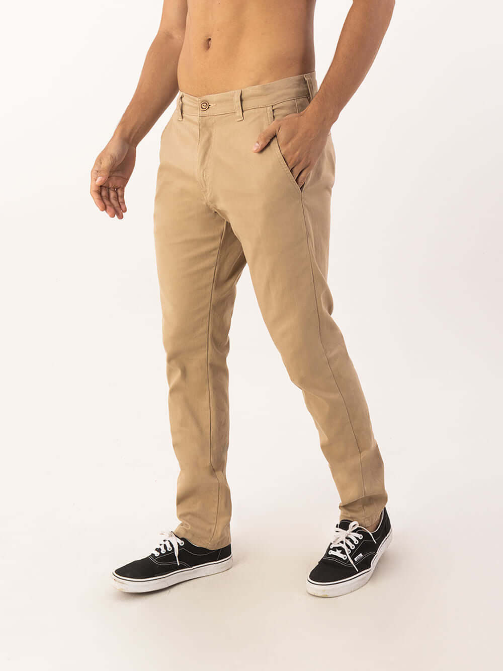 Homem usando calça sarja chino caqui da Greenish, conforto e estilo para qualquer ocasião.
