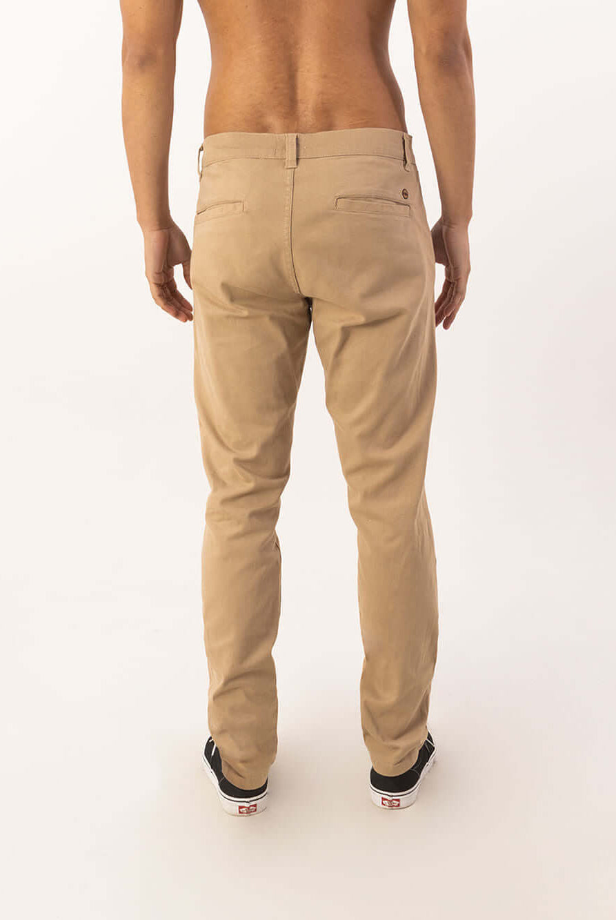 Calça Sarja Chino caqui da Greenish, mostrando detalhes traseiros. Ideal para looks versáteis.