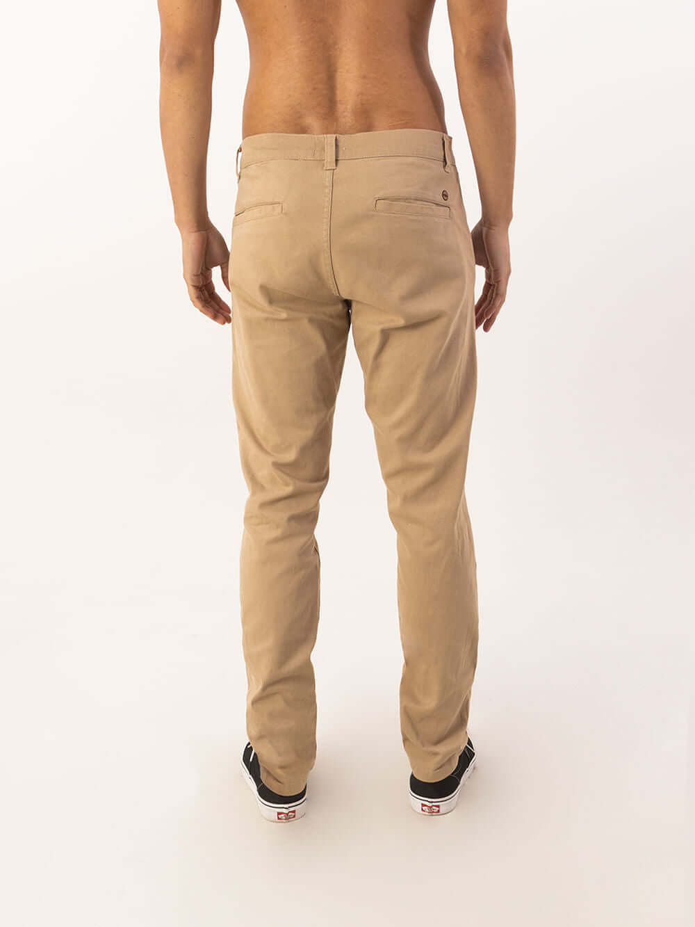 Calça Sarja Chino caqui da Greenish, mostrando detalhes traseiros. Ideal para looks versáteis.