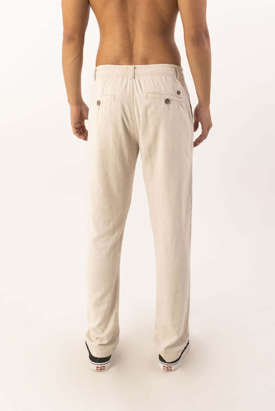 Calça Linen Relax Greenish em linho natural, vista pela parte de trás, com cós elástico e cadarço regulador.