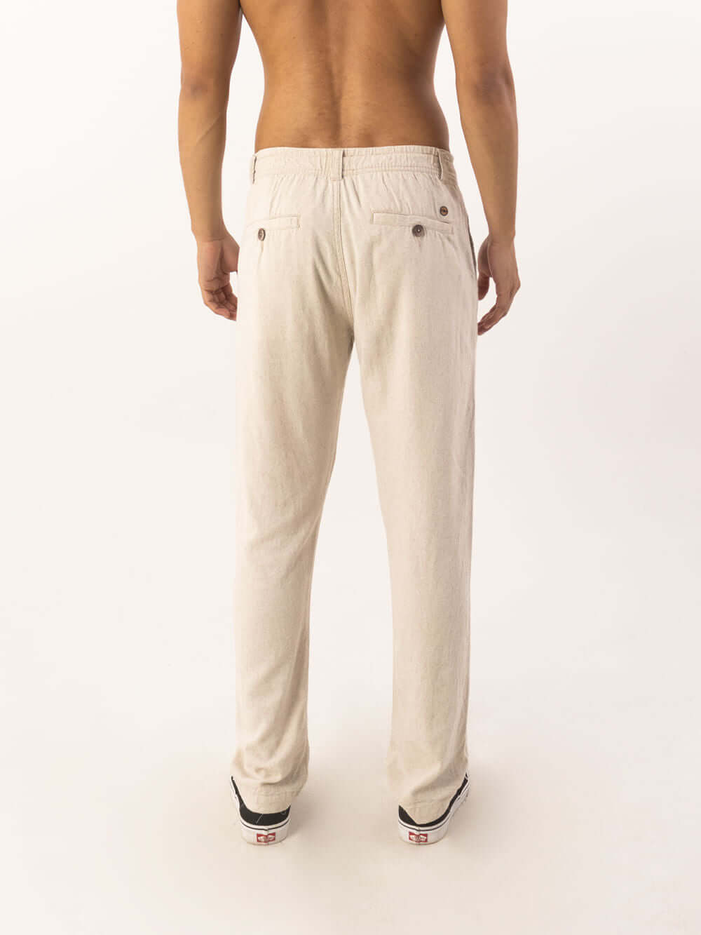 Calça Linen Relax Greenish em linho natural, vista pela parte de trás, com cós elástico e cadarço regulador.