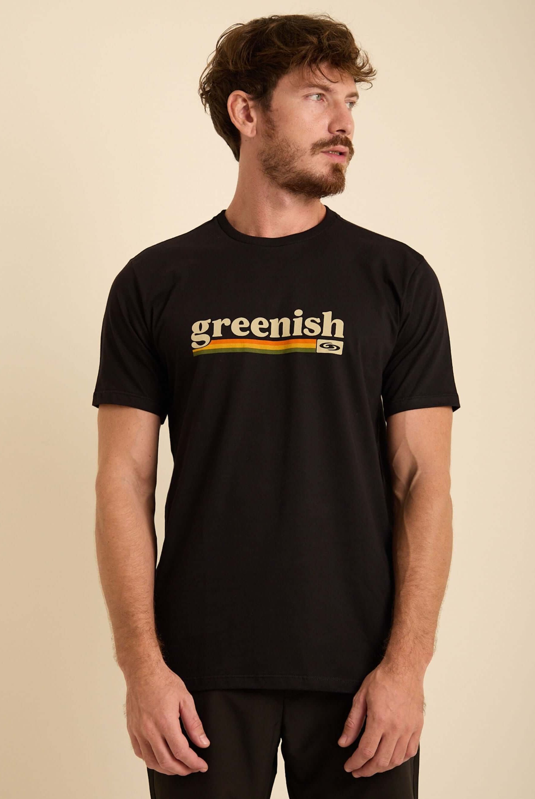 Camiseta preta institucional Greenish com logo colorido, ideal para o dia a dia e atividades casuais.