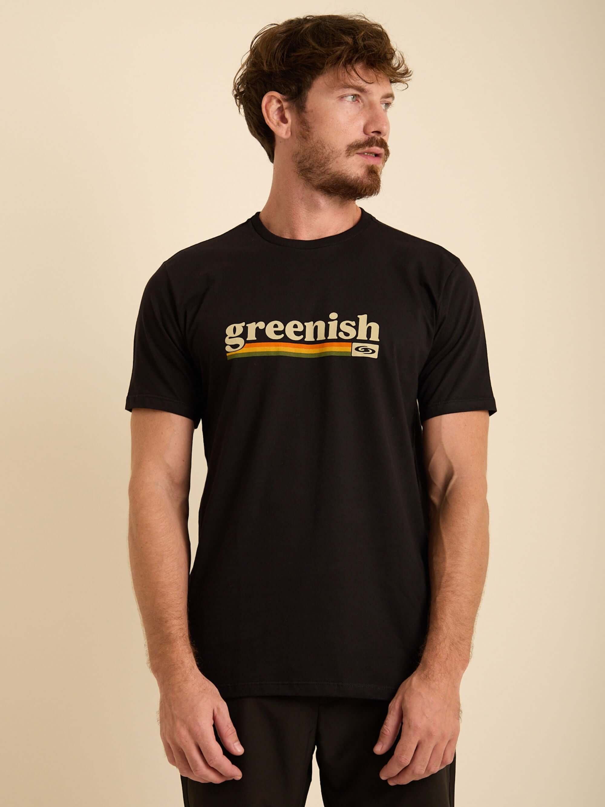 Camiseta preta institucional Greenish com logo colorido, ideal para o dia a dia e atividades casuais.