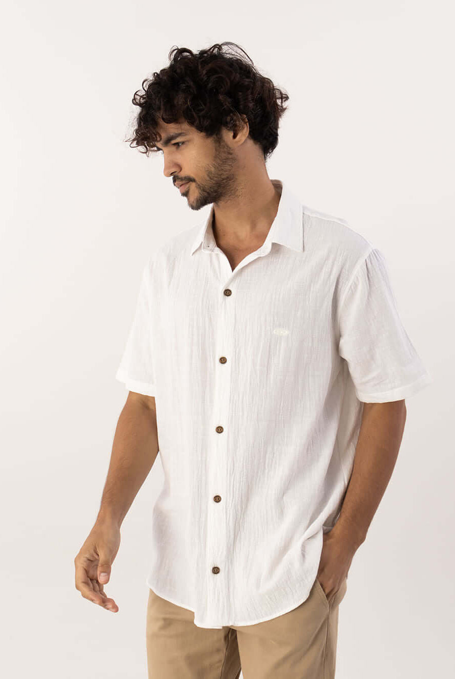 Camisa botão Ridge off white da marca Greenish, estilo casual, modelagem leve e confortável.