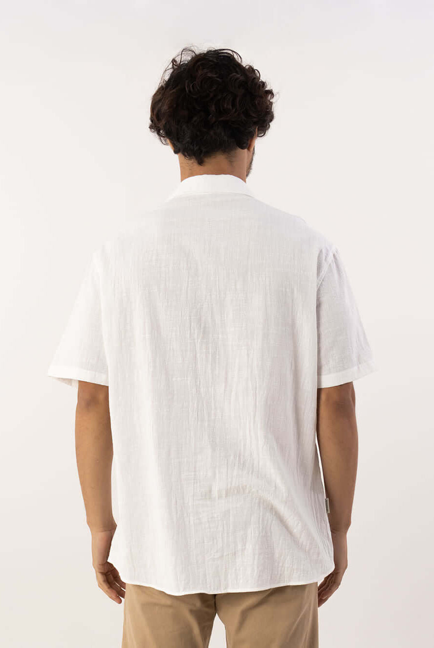 Camisa botão Ridge off white da marca Greenish vista de trás, ideal para looks casuais e confortáveis.