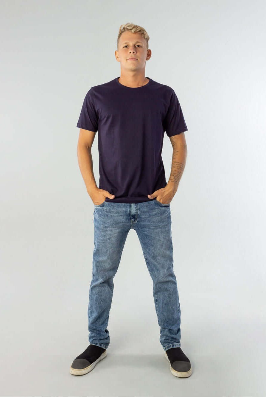 Camiseta Pima Cotton Ultra Comfort azul marinho da Greenish, modelo masculino em pé, estilo casual e confortável.