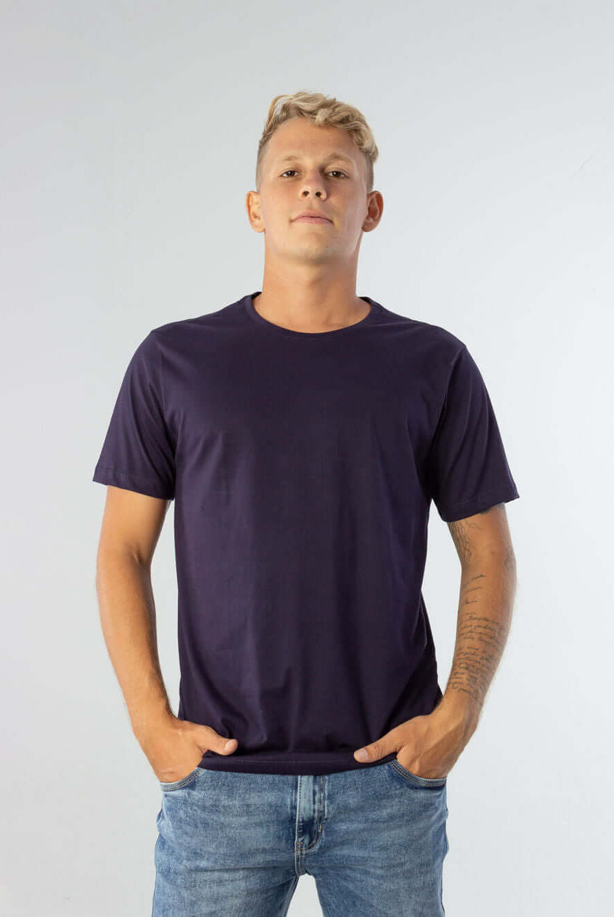Camiseta Pima Cotton ultra conforto azul marinho da Greenish, ideal para uso diário e fácil de manter.