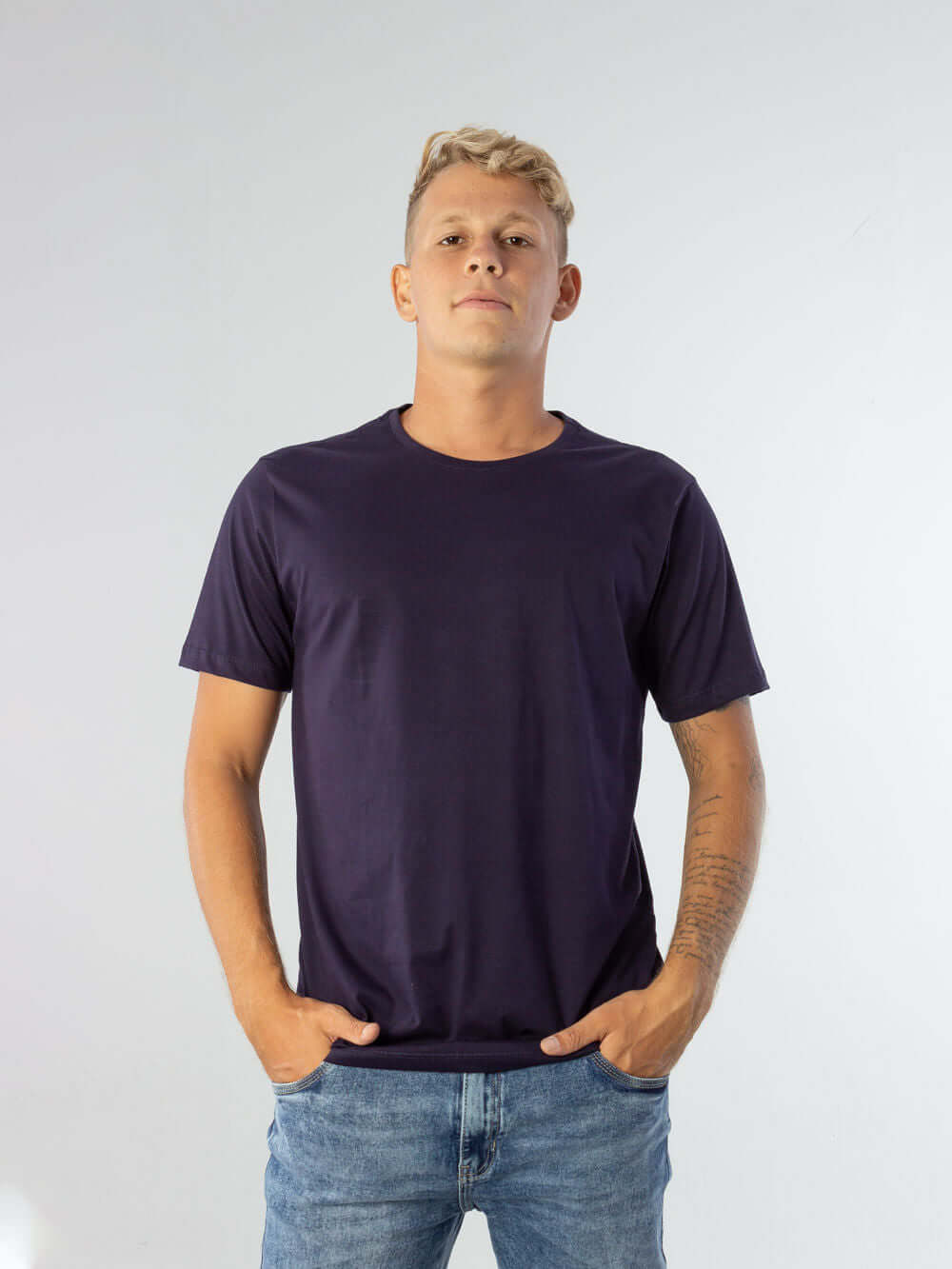 Camiseta Pima Cotton ultra conforto azul marinho da Greenish, ideal para uso diário e fácil de manter.