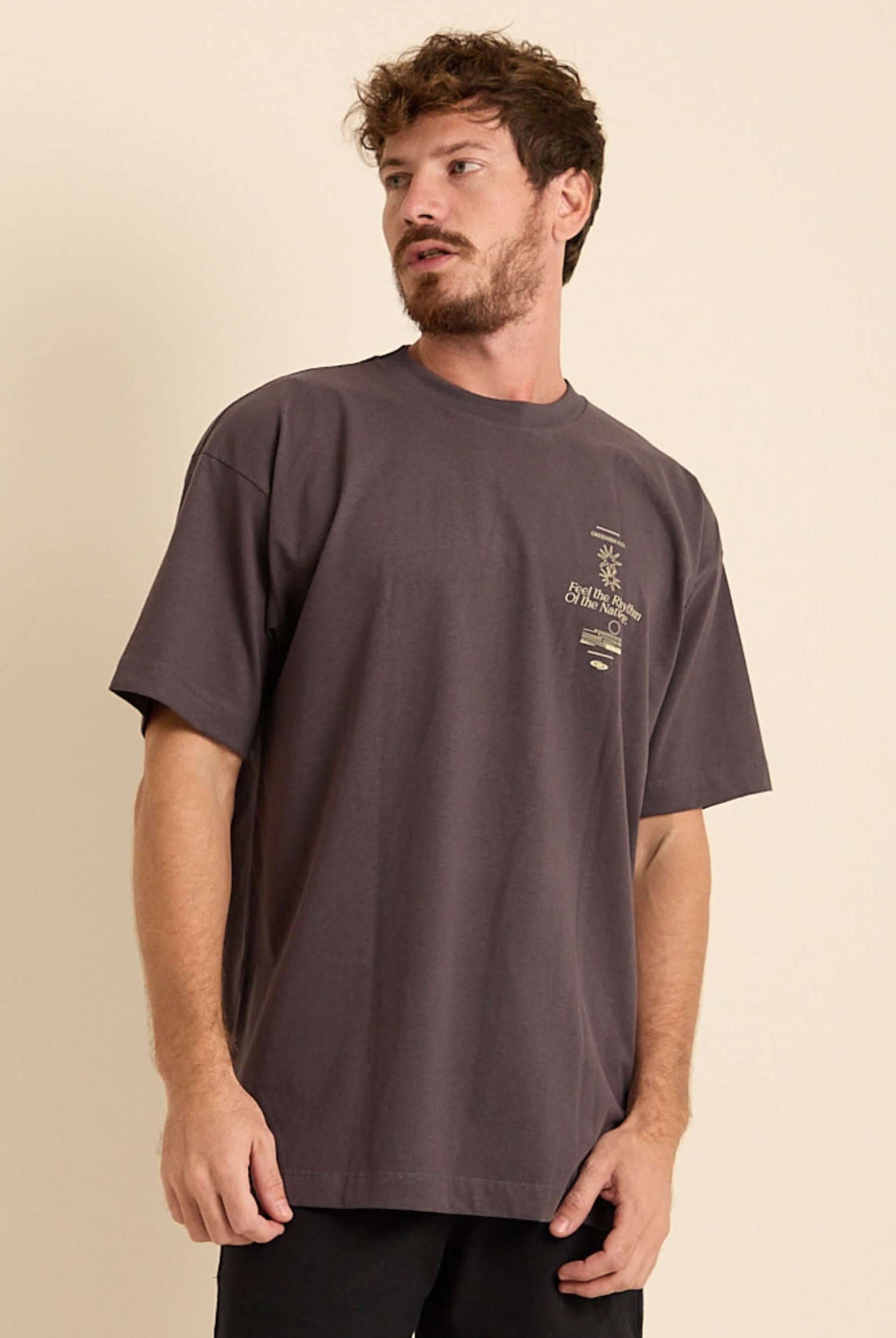 Camiseta oversized grafite Feel The Rhythm da Greenish, confeccionada em 100% algodão, ideal para conforto diário.