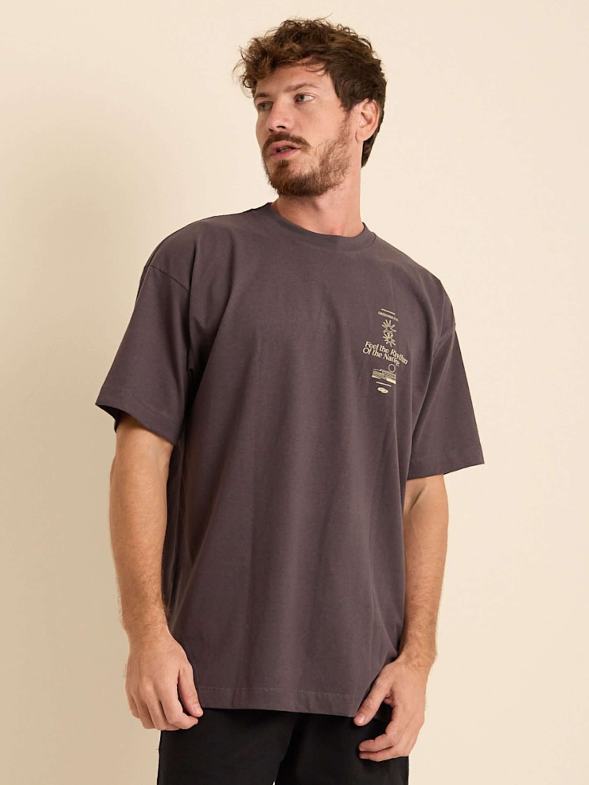 Camiseta oversized grafite Feel The Rhythm da Greenish, confeccionada em 100% algodão, ideal para conforto diário.