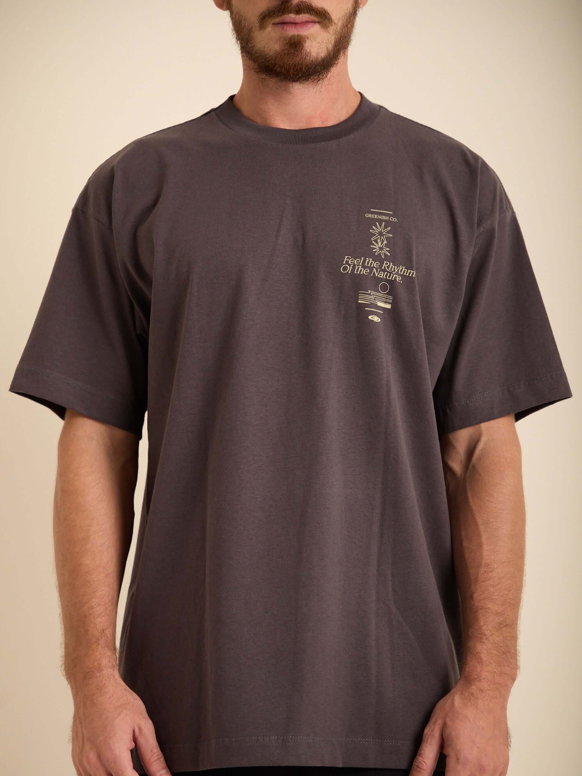 Camiseta oversized grafite Feel The Rhythm da Greenish, 100% algodão, perfeita para conforto diário.