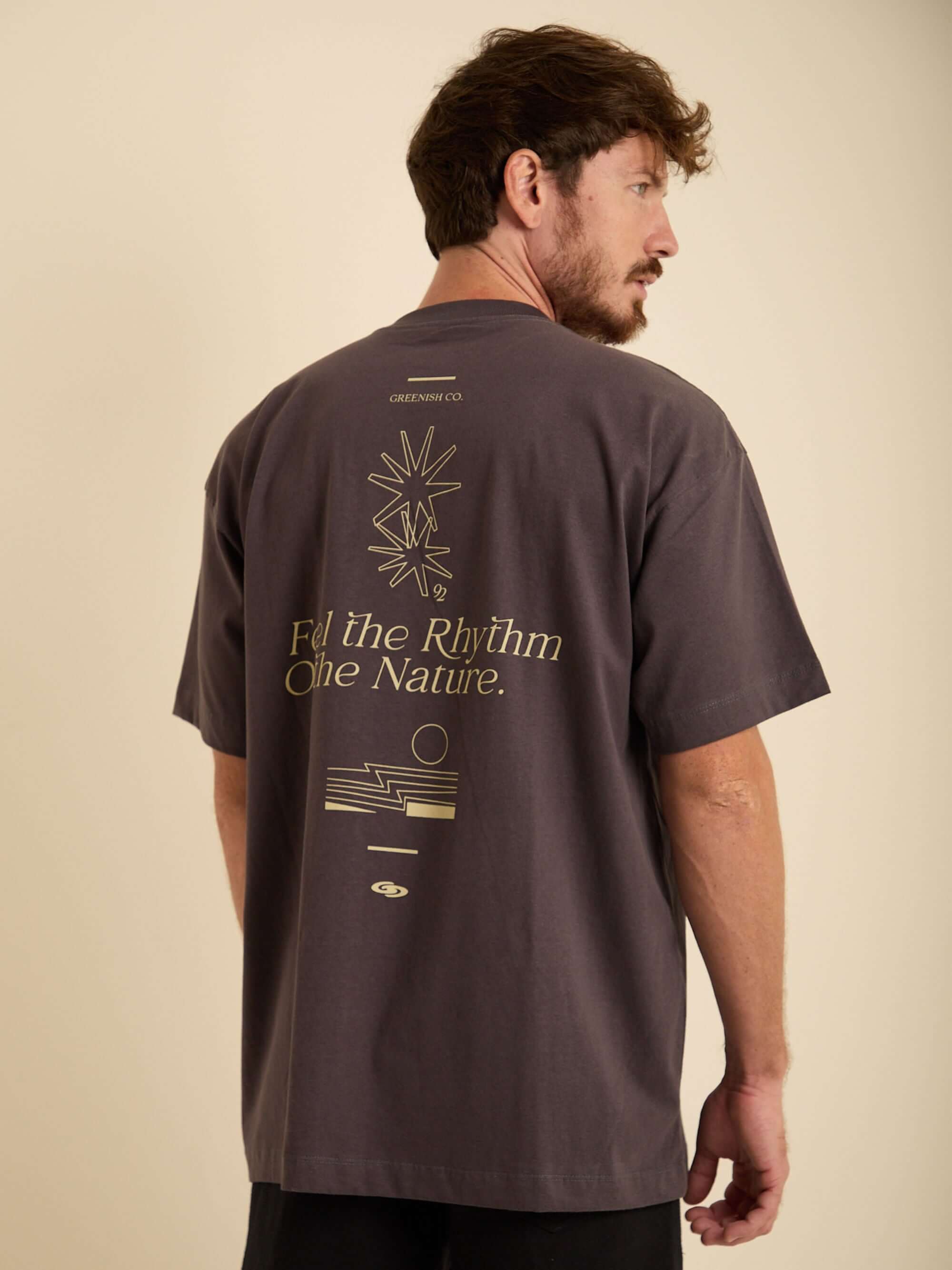 Camiseta oversized masculina Feel the Rhythm da marca Greenish, estilo grafite com estampa inspiradora, perfeita para conforto diário.