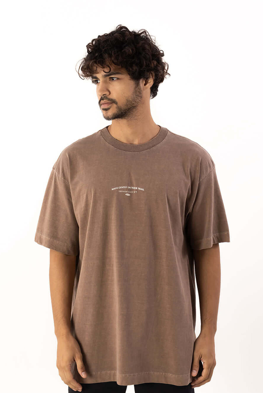 Camiseta oversized marron da Greenish, modelo masculino, estilo streetwear, confortável e moderna.