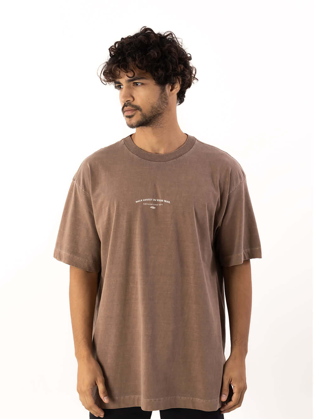 Camiseta oversized marron da Greenish, modelo masculino, estilo streetwear, confortável e moderna.