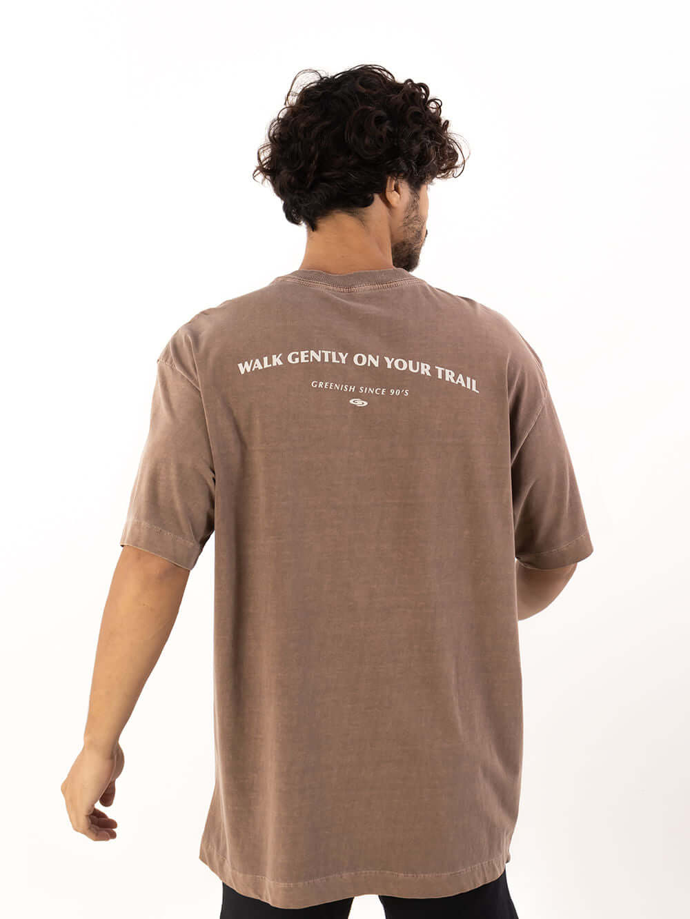 Camiseta oversized marron da Greenish com estampa "Walk Gently On Your Trail", ideal para looks casuais.