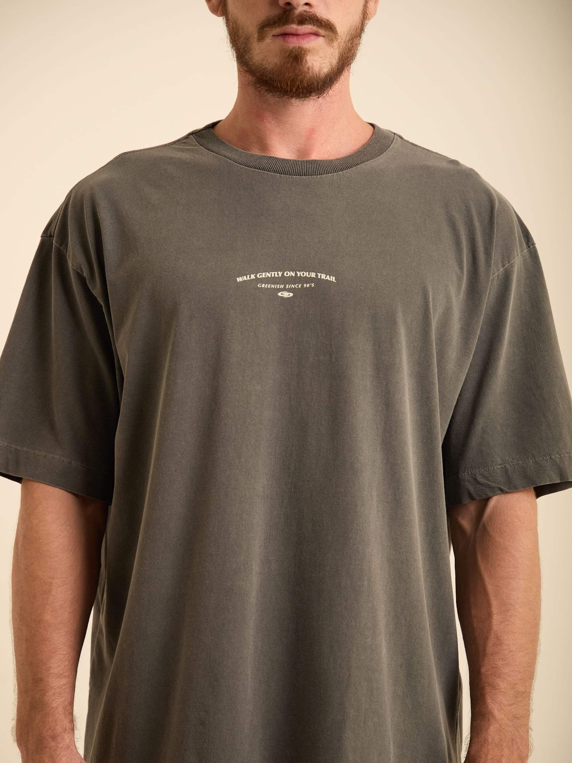 Camiseta oversized masculina verde chumbo da Greenish com estampa "Walk Gently" para looks casuais.