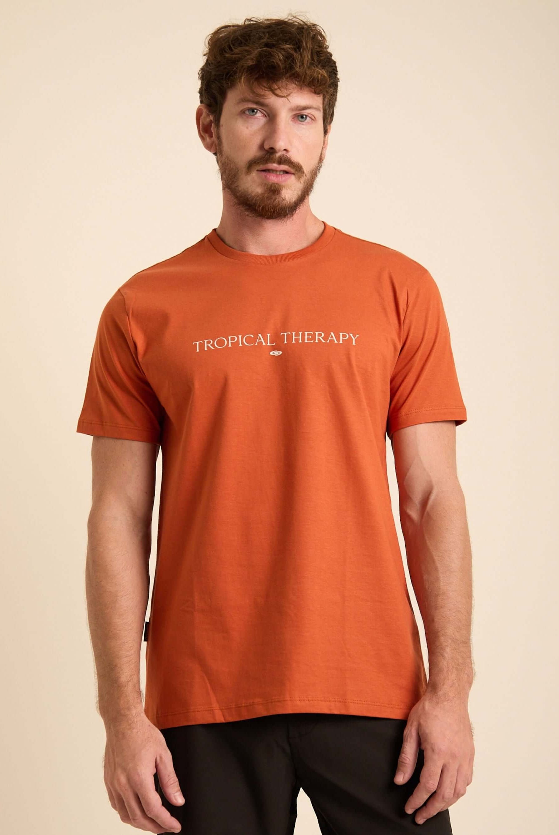 Camiseta Tropical Therapy da Greenish na cor telha, básica e confortável, perfeita para o dia a dia.