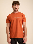 Camiseta Tropical Therapy da Greenish na cor telha, básica e confortável, perfeita para o dia a dia.