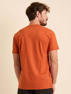 Camiseta Tropical Therapy da Greenish, cor telha, vista traseira, feita em malha 100% algodão, confortável e versátil.