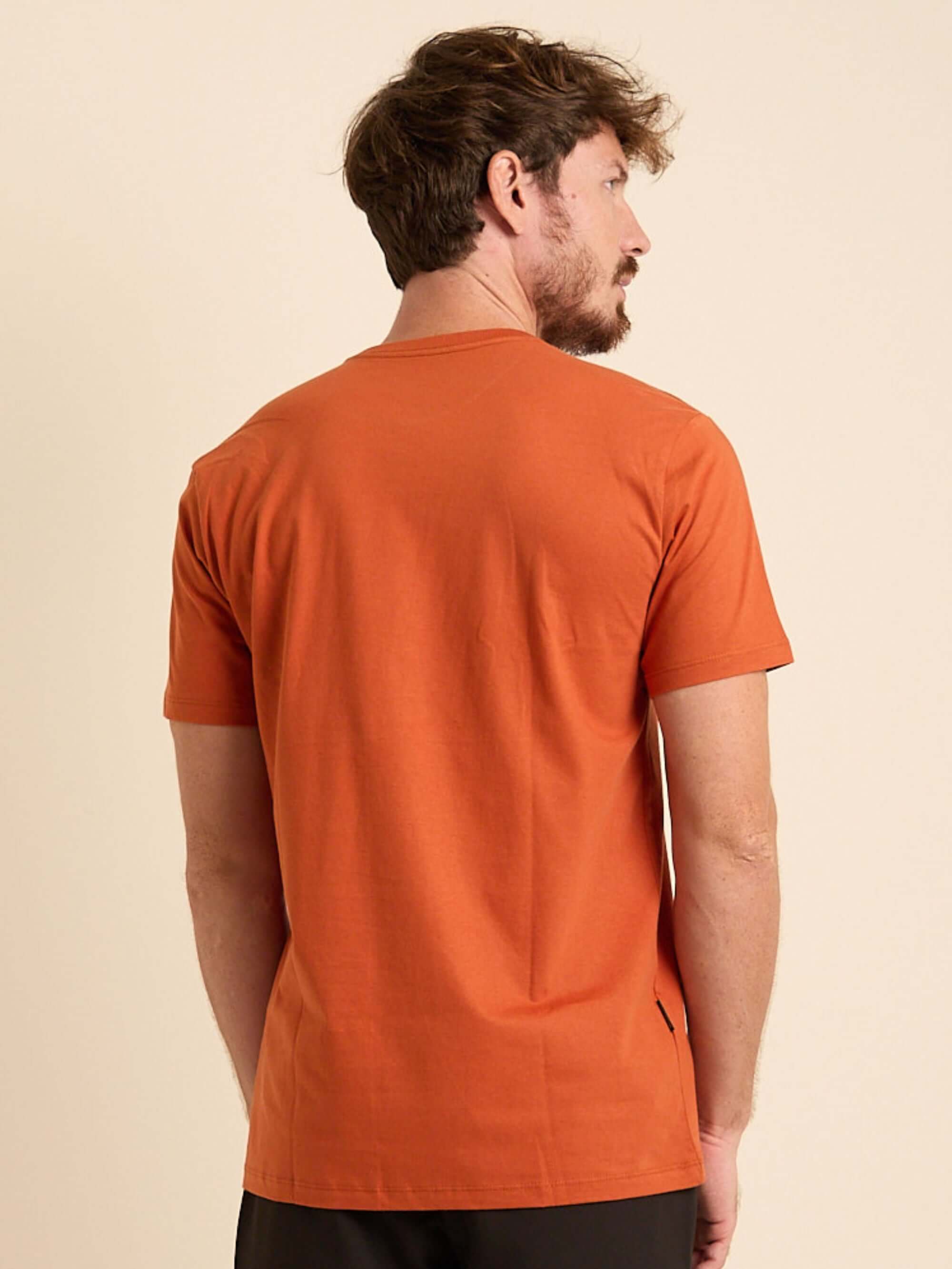 Camiseta Tropical Therapy da Greenish, cor telha, vista traseira, feita em malha 100% algodão, confortável e versátil.