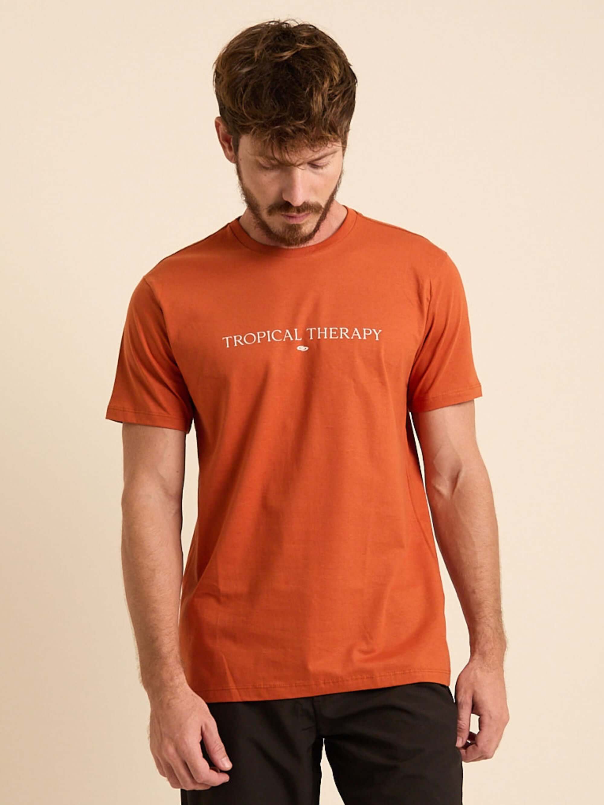 Camiseta Tropical Therapy da Greenish em tom telha, modelo clássico, 100% algodão, confortável e versátil.