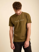 Camiseta Tropical Therapy verde escuro da marca Greenish, modelo suave em 100% algodão, ideal para conforto diário.