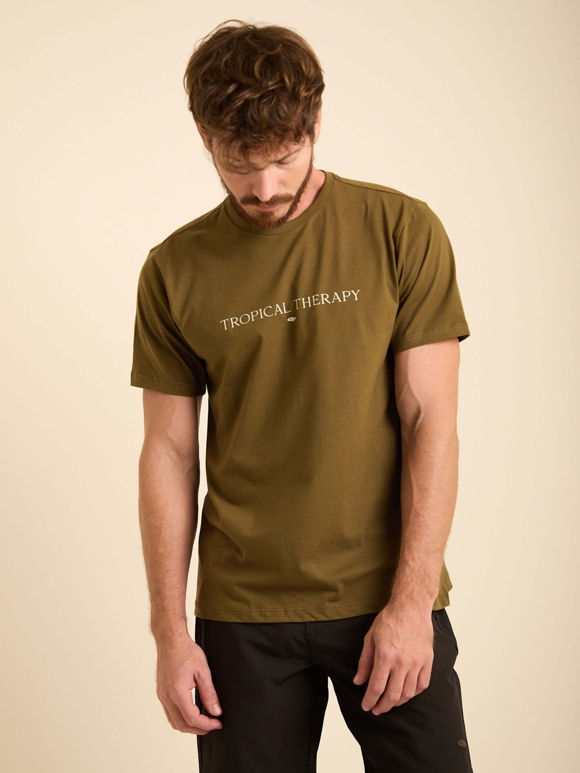 Camiseta Tropical Therapy verde escuro da marca Greenish, modelo suave em 100% algodão, ideal para conforto diário.