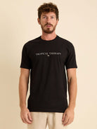 Camiseta Tropical Therapy preta da Greenish, 100% algodão, com modelo clássico e toque leve e macio.
