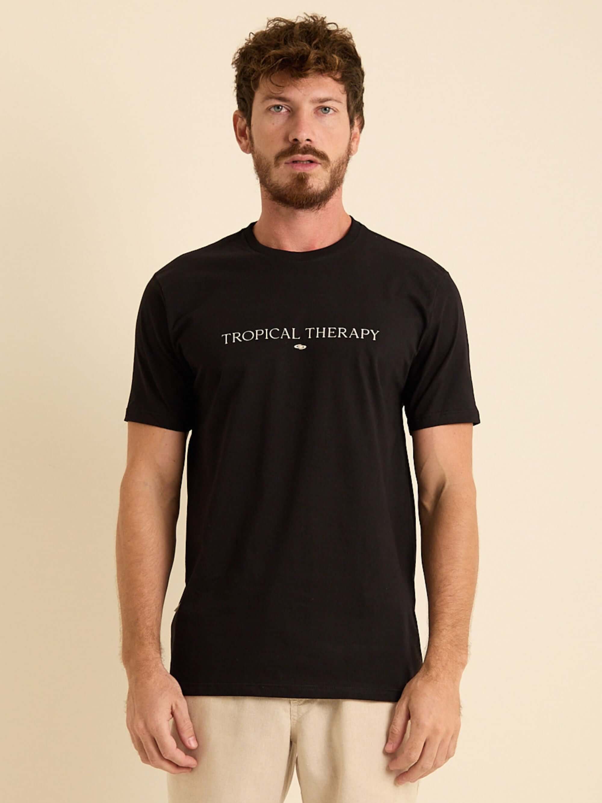 Camiseta Tropical Therapy preta da Greenish, 100% algodão, com modelo clássico e toque leve e macio.