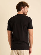 Camiseta Tropical Therapy preta da Greenish, vista posterior, tecido leve e macio, estilo versátil.