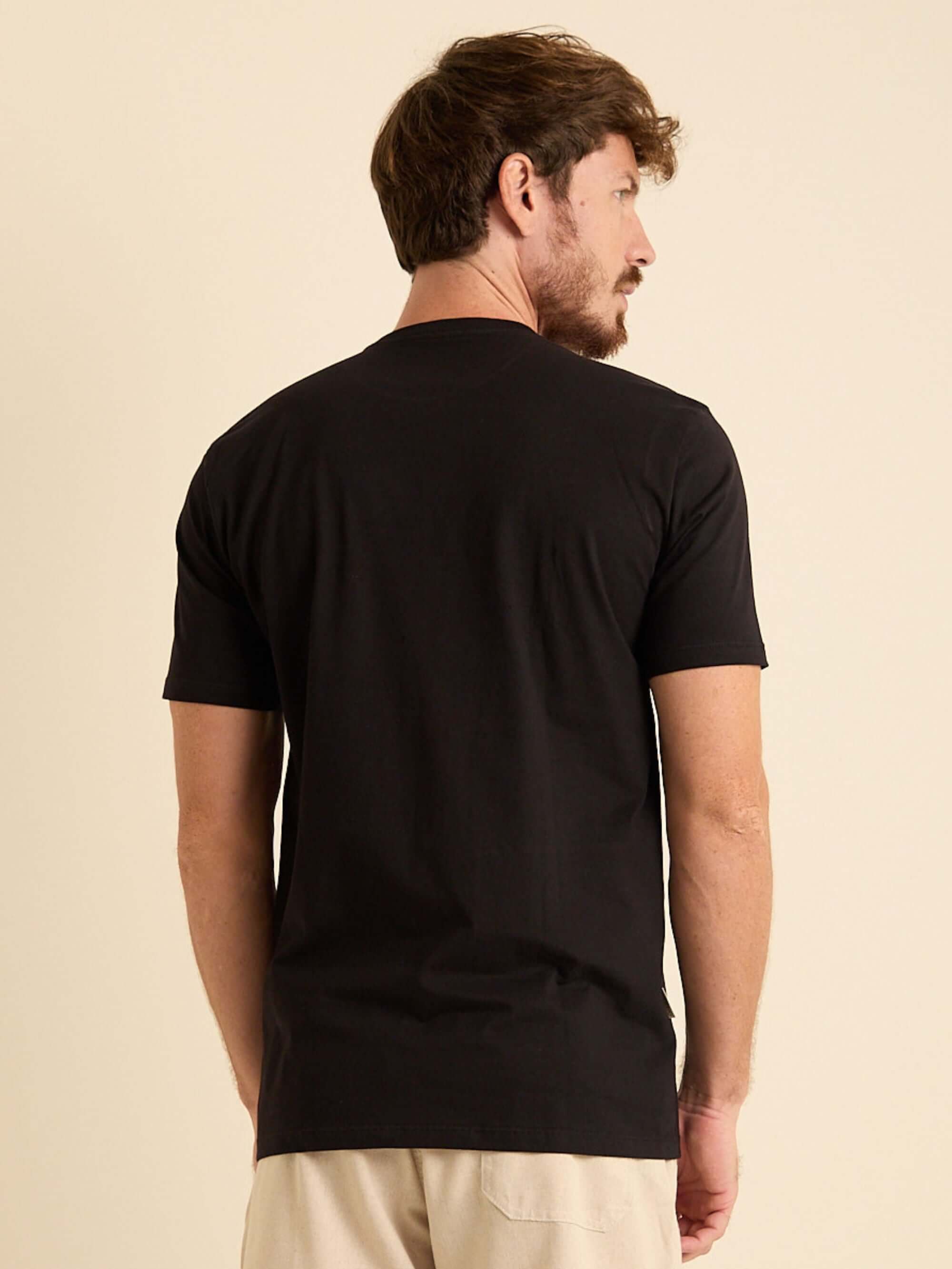 Camiseta Tropical Therapy preta da Greenish, vista posterior, tecido leve e macio, estilo versátil.